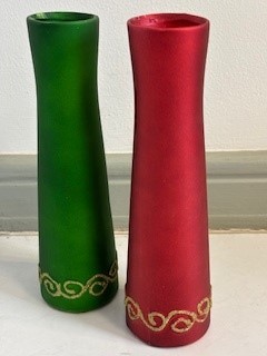 2 ASST 9"T Red/Green TC Bud Vase / Vaas per stuk
