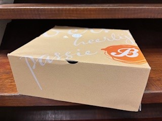 [4111501] Gebaksdoos "Heerlijk" 26x26x10cm  10st/ds